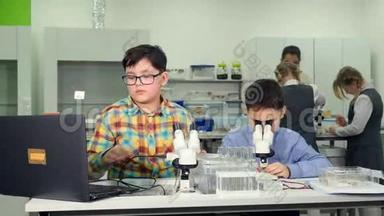 学校科学概念。 小学生用蜗牛做科学实验。